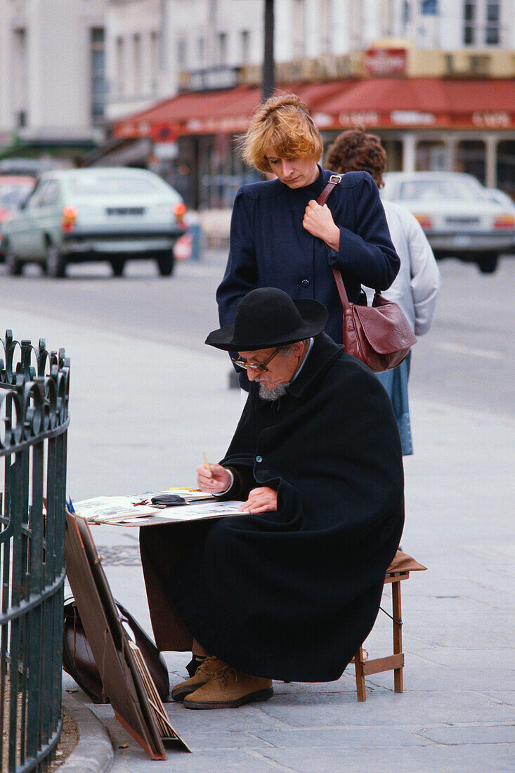 Künstler zeichnet ein Gebäude, Paris, Frankreich