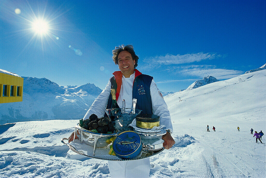 Ober mit Kaviar, Champagner, Austern, St. Moritz, Graubünden Schweiz