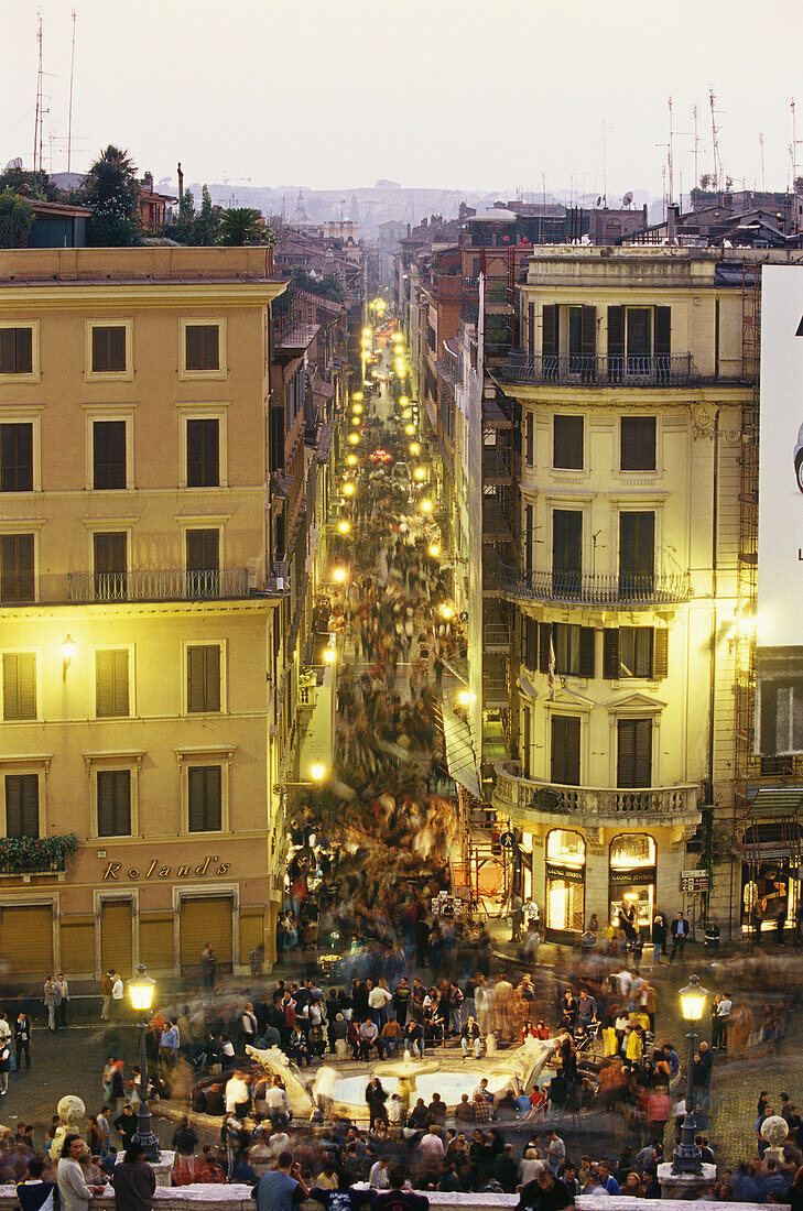 Menschenmenge auf der Strasse am Abend, Via Condotti, Rom, Italien, Italien, Europa