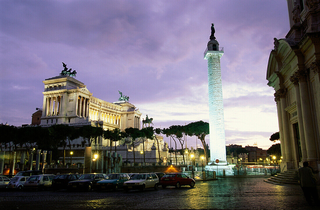 Piazza Venezia mit Trajanssäule, Rom, Latium, Italien