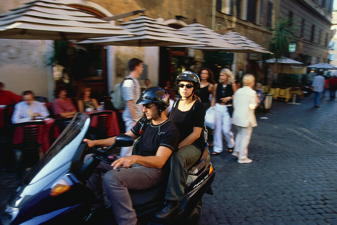 Paar auf Motorroller, Rom, Italien