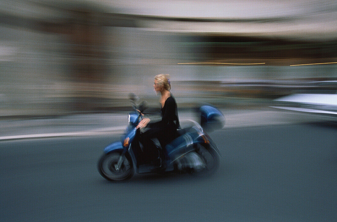 Frau auf Motorroller, Rom, Italien
