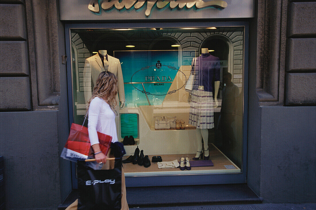 Frau vor einem Schaufenster, Via Tornabuoni, Florenz, Toskana, Italien, Europa