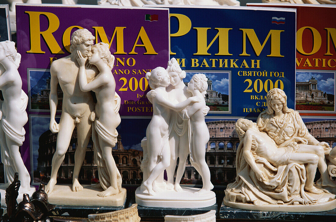 Skulpturen vor Rom 2000 Buechern, Rom Italien