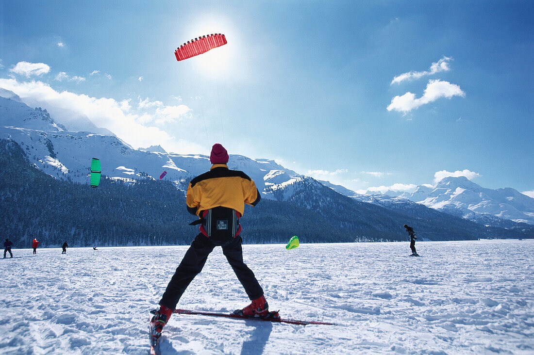Menschen beim Snowkiting, St. Moritz, Graubünden, Schweiz, Europa