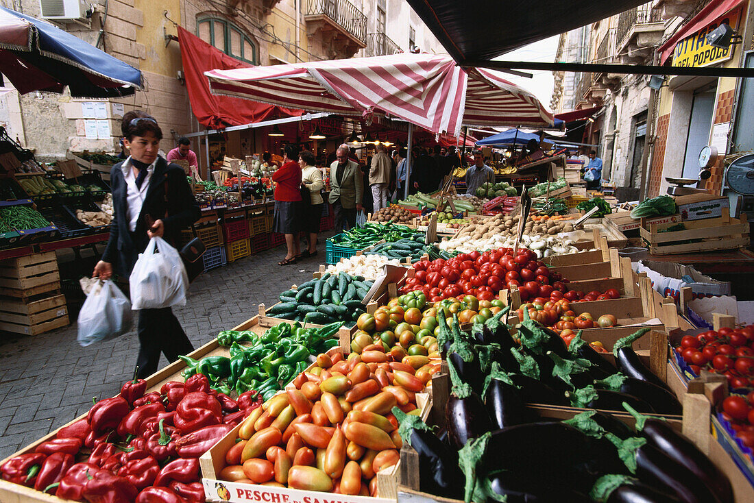 People on the market, Syracuse, Sicily, Italy, Europe