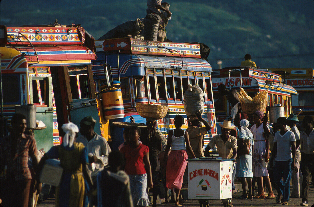 Busse, Markt, Haiti