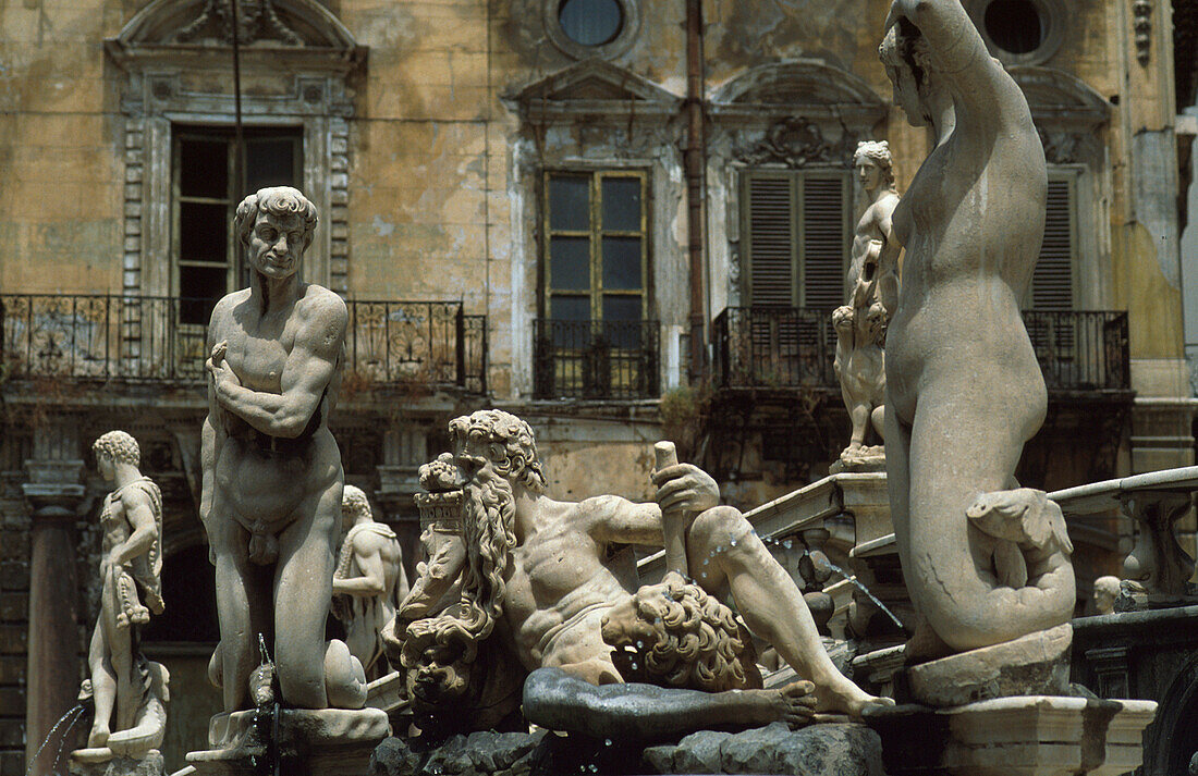 Brunnen mit Statuen, Fontana Pretoria, Palermo, Sizilien, Italien, Europa
