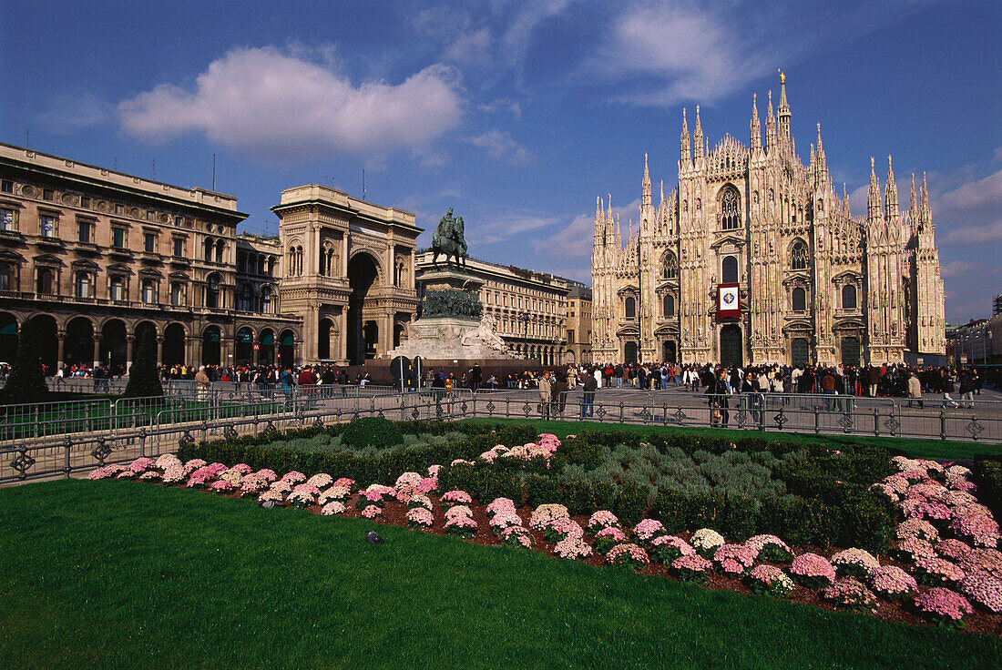 Domplatz mit Touristen, Mailand, Lombardei, Italien, Europa