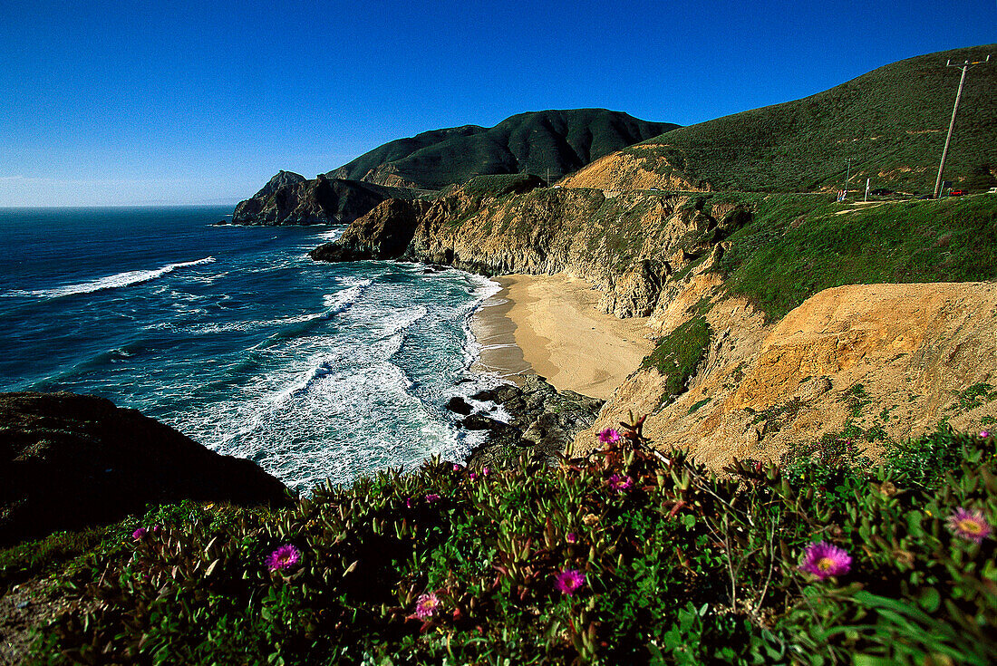 Küstenlandschaft und Highway No 1 unter blauem Himmel, Kalifornien, USA, Amerika