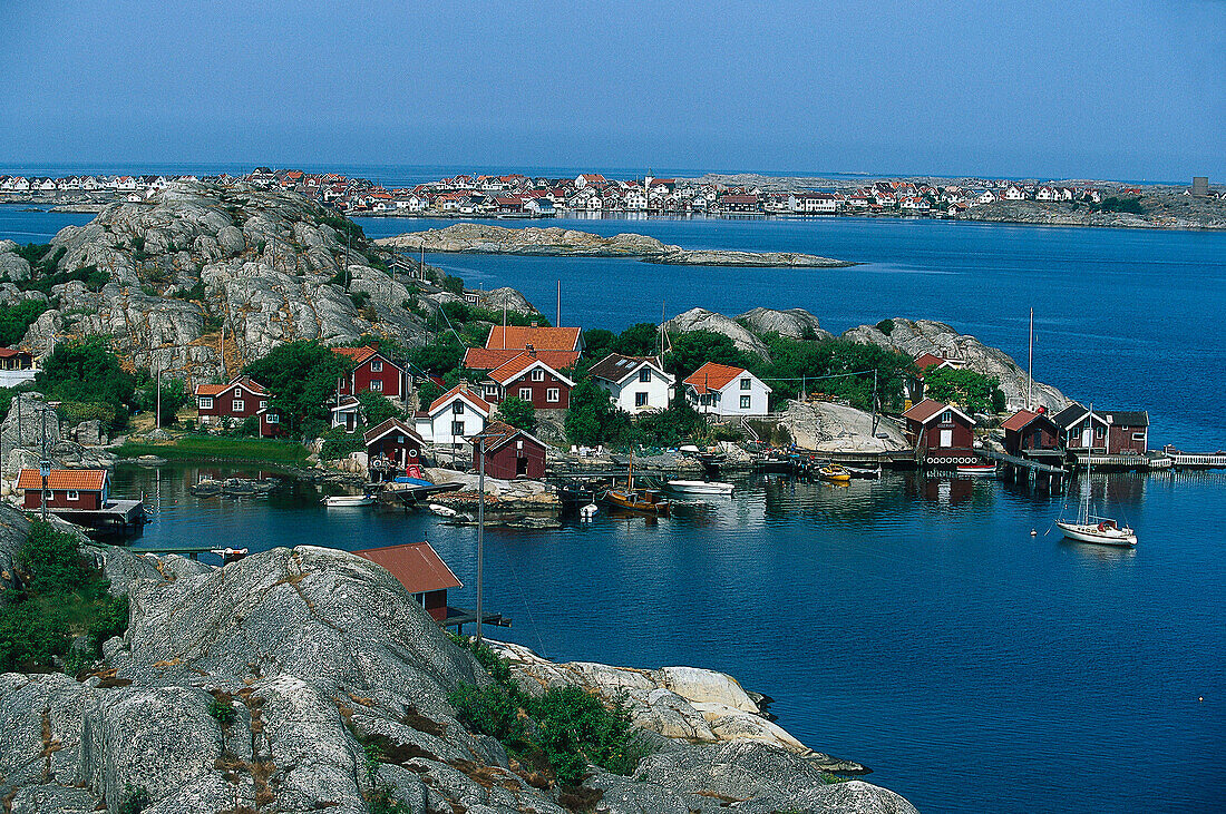 Häuser auf der felsigen Insel Tjörn, Bohuslän, Schweden, Europa