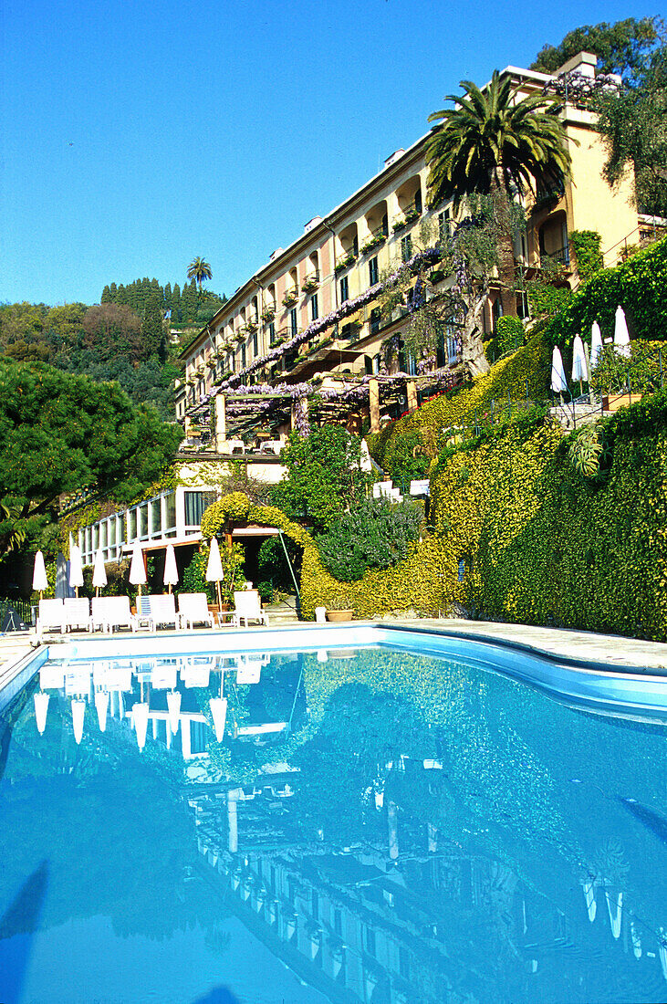 Hotel Splendido mit Pool im Sonnenlicht, Portofino, Ligurien, Italien, Europa