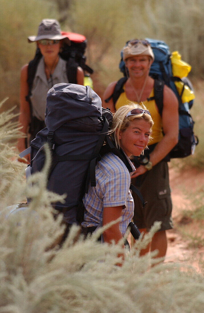 Drei Leute beim Wandern, Abenteur, Lake Powell, Arizona, Utah, USA