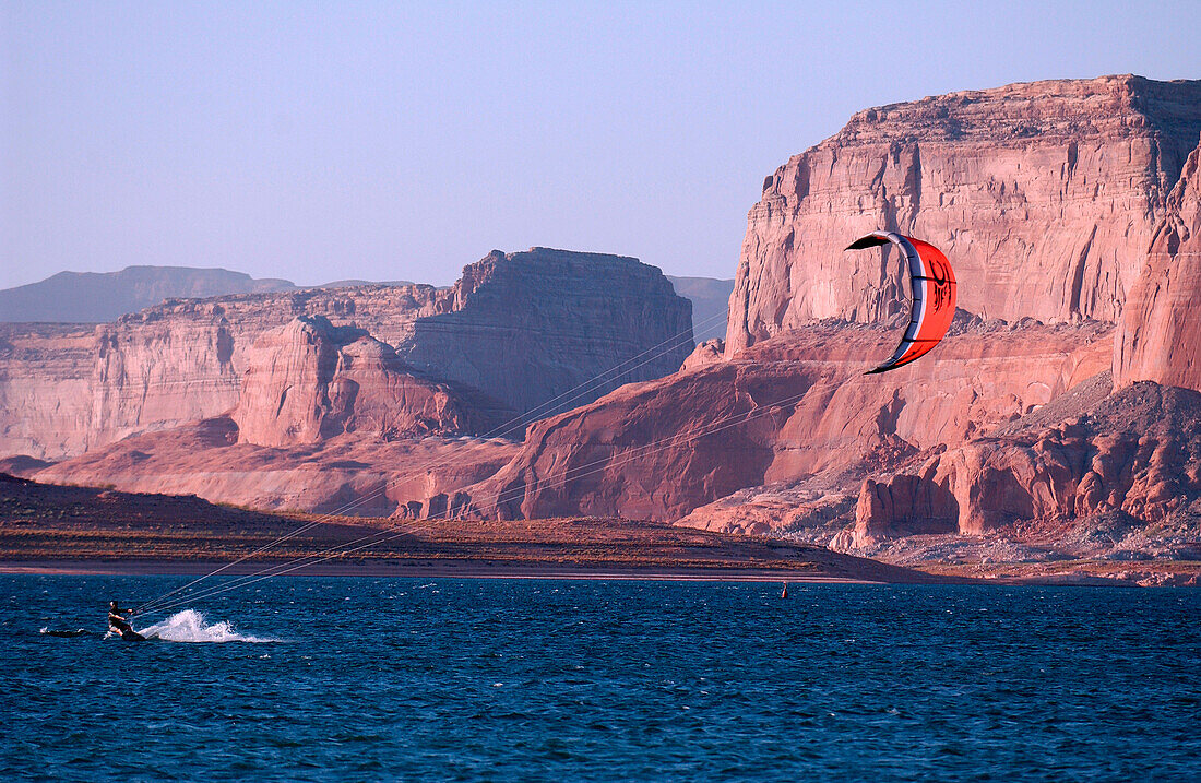 Ein Mensch beim Kiteboarding, Kiteboarder, Lake Powell, Lake Powell, Arizona, USA