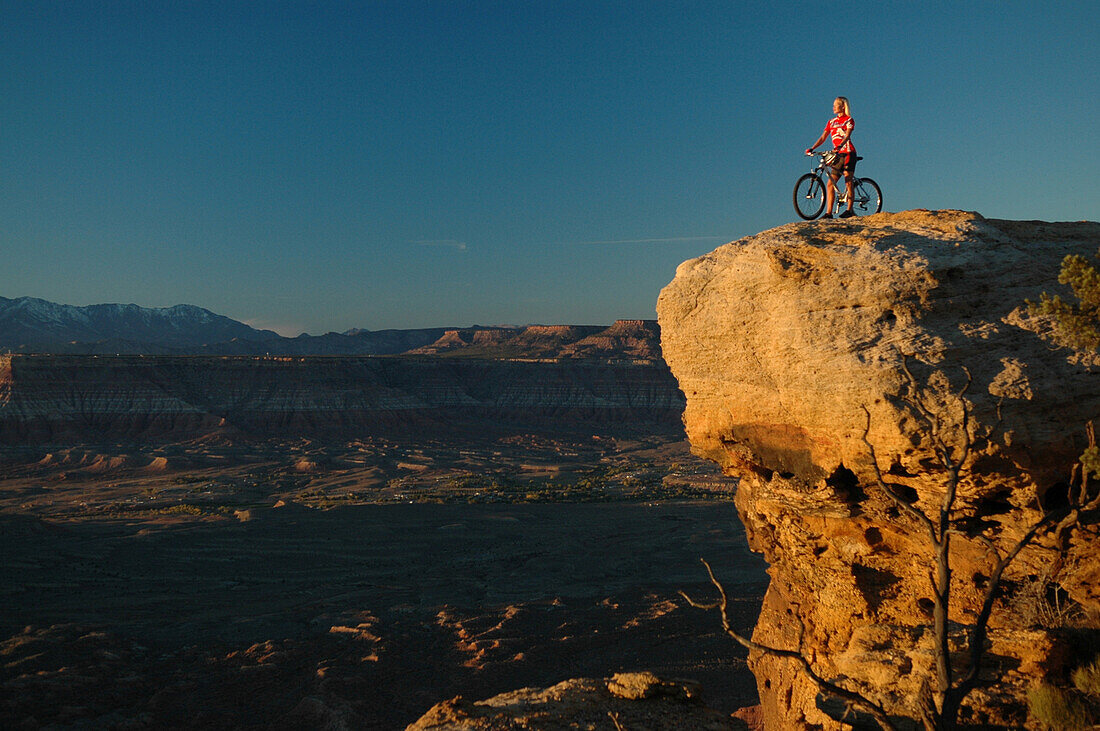 Frau beim Mountainbiken, genießt den Aussicht, Gooseberry Trail, Zion Nationalpark, Springdale, Utah, USA