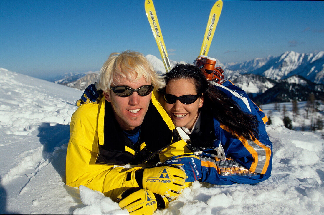 Ski, Paar im Schnee
