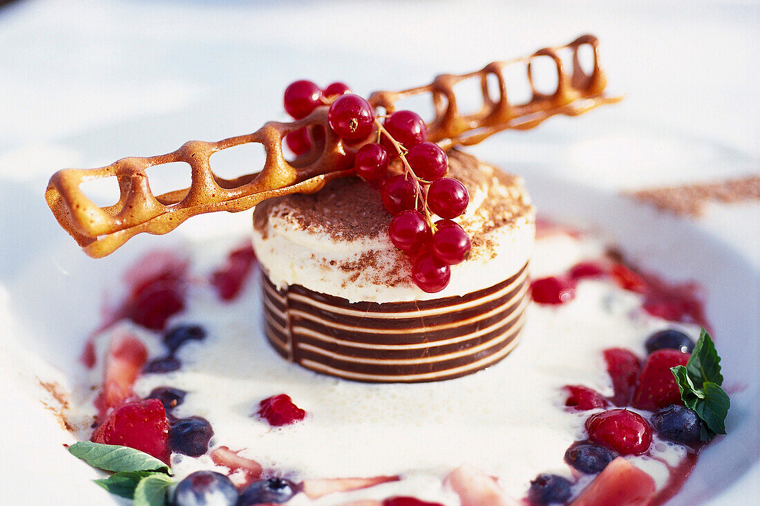 Eissouffle mit frischen Beeren, Hotel Son Net, Puigpunyent, Mallorca, Spanien