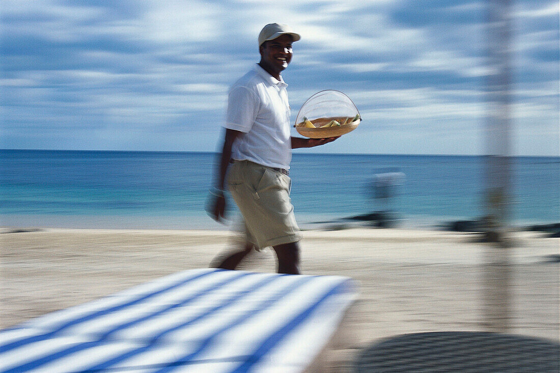 Kellner am Strand, Hotel Oberoi, Mauritius