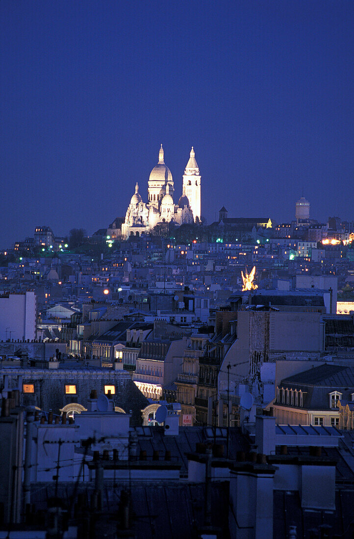 Die beleuchtete Kirche Sacre Coeur bei Nacht, Paris, Frankreich