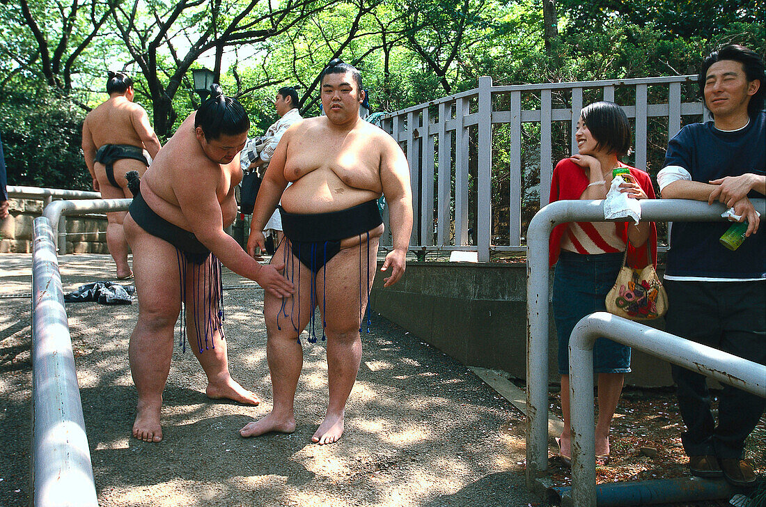 Two Sumo ringer, Yasukuni-jinja, Schrein, Tokyo, Japan, Asia