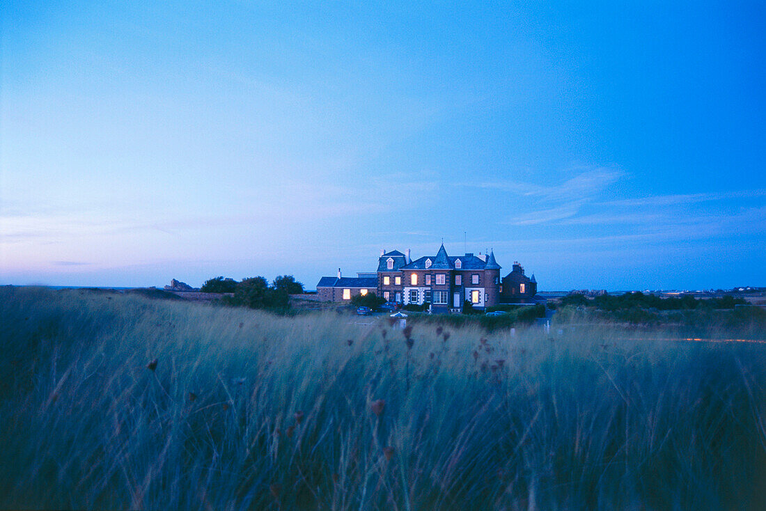 Altes Herrenhaus am Abend, Cobo Bucht, Guernsey, Kanalinseln, Großbritannien