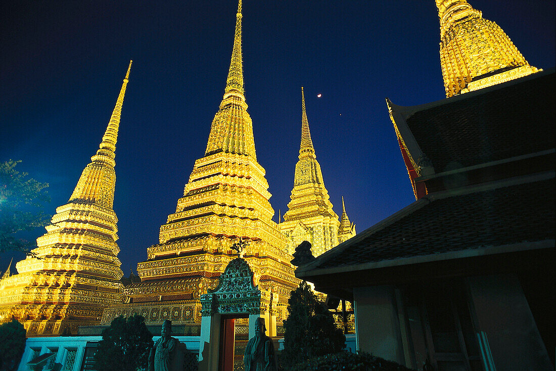 Der beleuchtete Wat Pho Tempel bei Nacht, Bangkok, Thailand, Asien