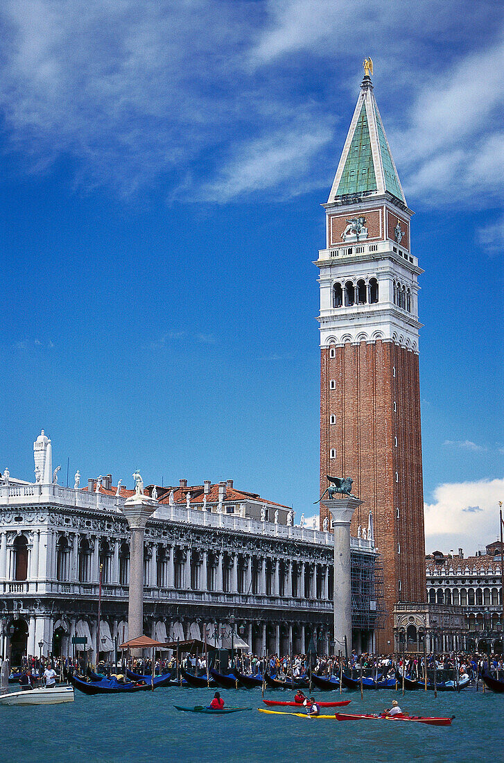 Markusplatz und Markusturm unter Wolkenhimmel, Venedig, Venetien, Italien, Europa