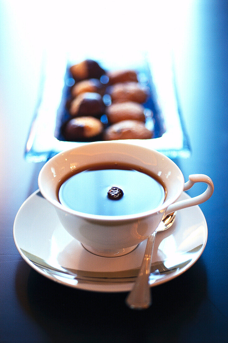 Tasse Tee mit Gebäck, Hotel Oriental, Bangkok, Thailand, Asien