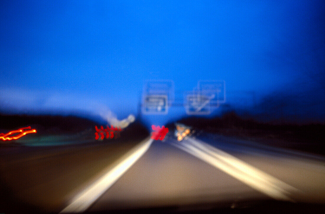 Verkehr am Abend auf der Autobahn, Deutschland