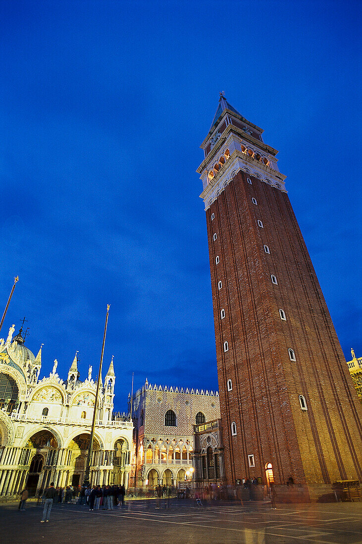 Menschen stehen am Abend auf dem Markusplatz, Venedig, Venetien, Italien