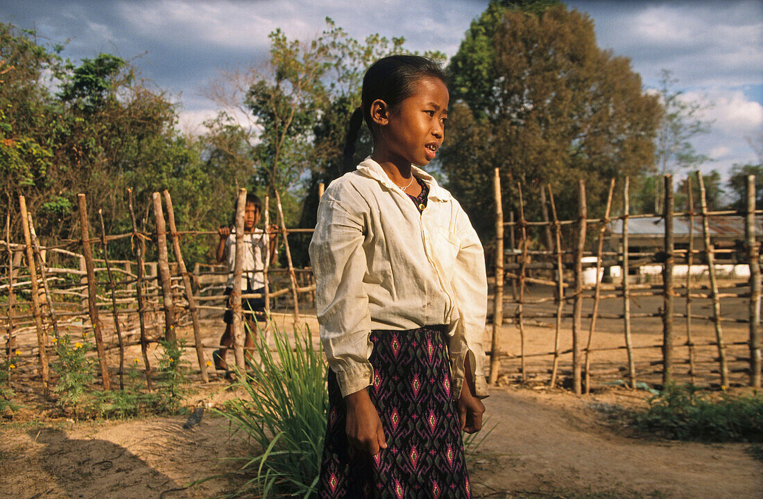 Mädchen steht im Schulgarten, Dorf Lui, Nangkeen, Salavane Provinz, Laos