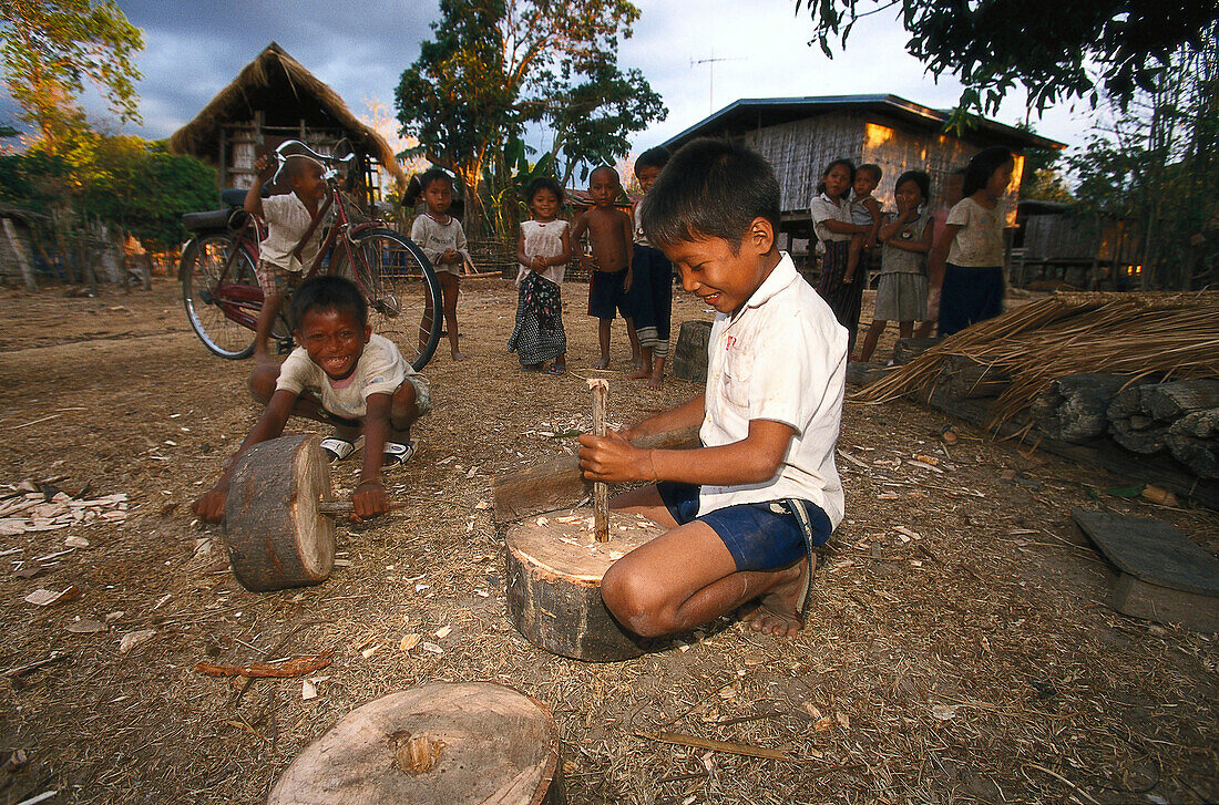 Kinder basteln ihr Spielzeug, Dorf Lui, Nangkeen Salavane-Provinz, Laos