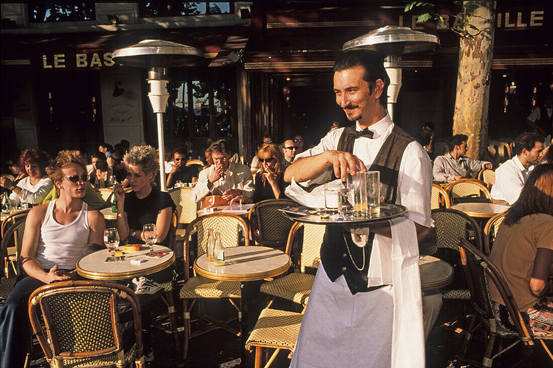 Bedienung, Strassencafé Bastille, Place de la Bastille Paris, Frankreich