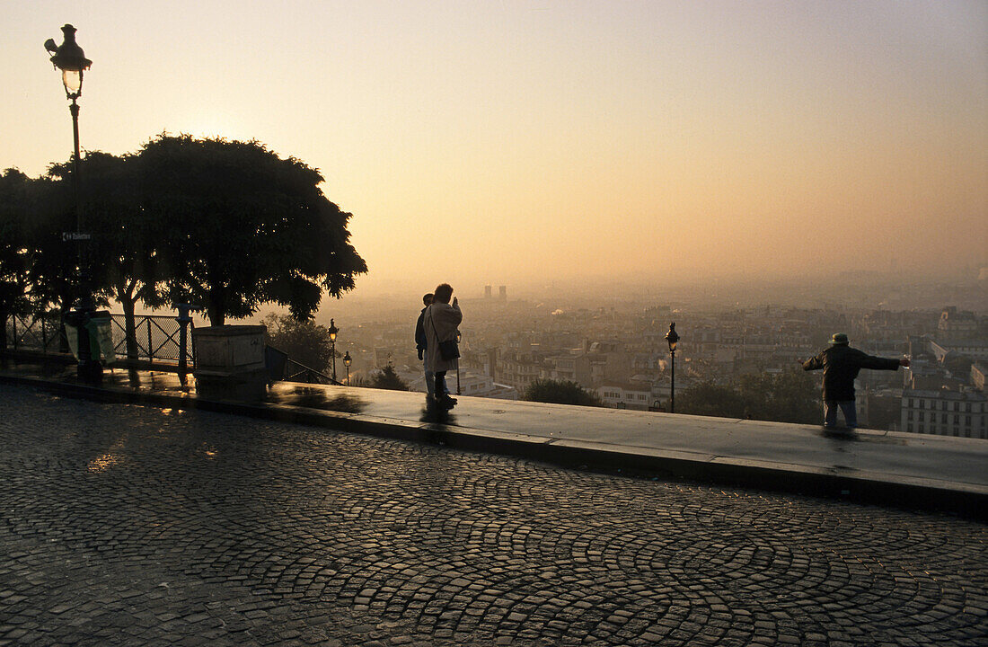 Blick von Montmartre über Paris in der Morgendämmerung, Paris, Frankreich