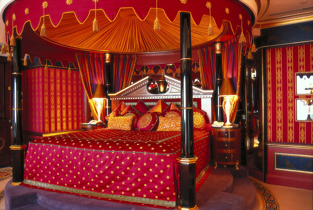 Canopy bed at Royal Suite, Hotel Burj Al Arab, Dubai, V.A.E., United Arab Emirates, Middle East, Asia