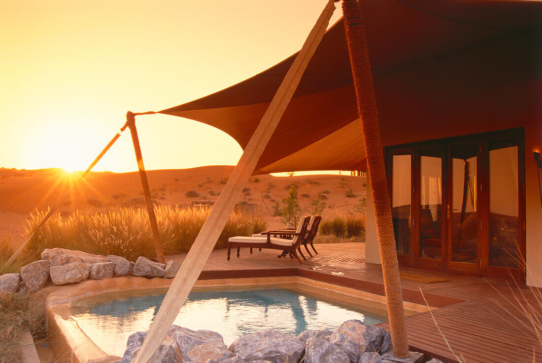 Terrasse im Al Maha Desert Resort bei Sonnenuntergang, Dubai, Vereinigte Arabische Emirate