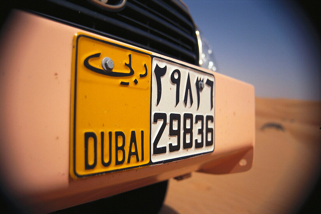 Nummernschild an einem Jeep, Al Maha Desert Resort, Dubai, V.A.E., Vereinigte Arabische Emirate, Vorderasien, Asien