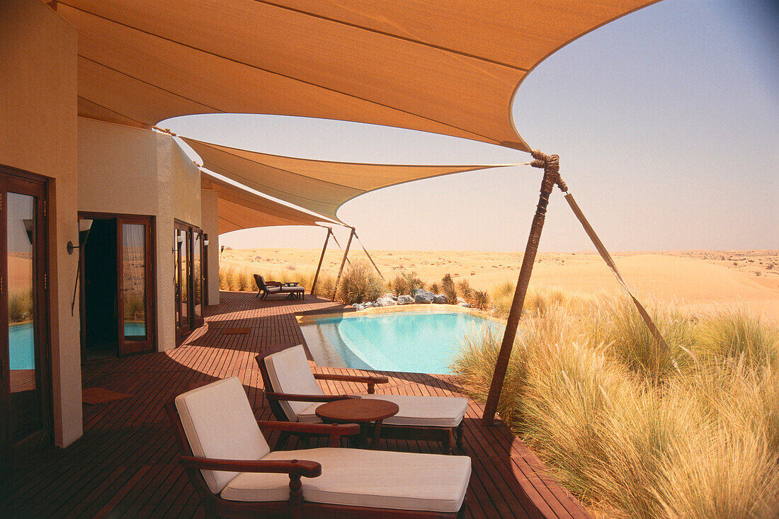Menschenleere Terrasse des Al Maha Desert Resort, Dubai, Vereinigte Arabische Emirate