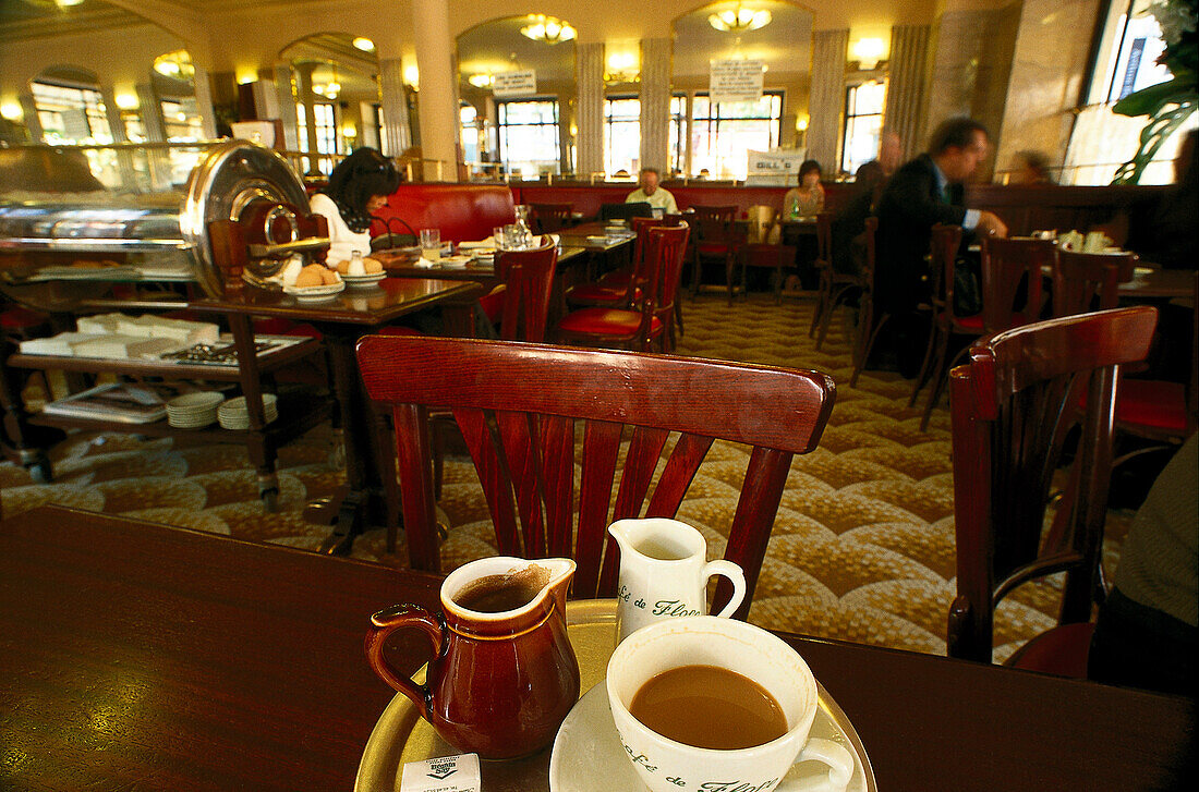 Tablett mit Kaffee in der Café de Flore, Café de Flore, Boulevard Saint-Germain, Paris, Frankreich