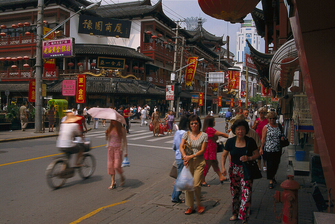 Shopping, Pedestrians, Nanjing Road Shanghai, VR China