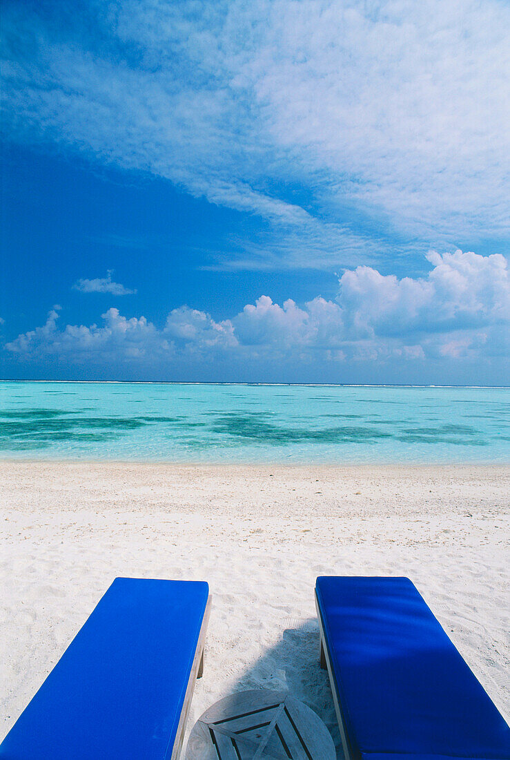 Sonnenliegen am Strand des Four Seasons Resort, Kuda, Hurra, Malediven