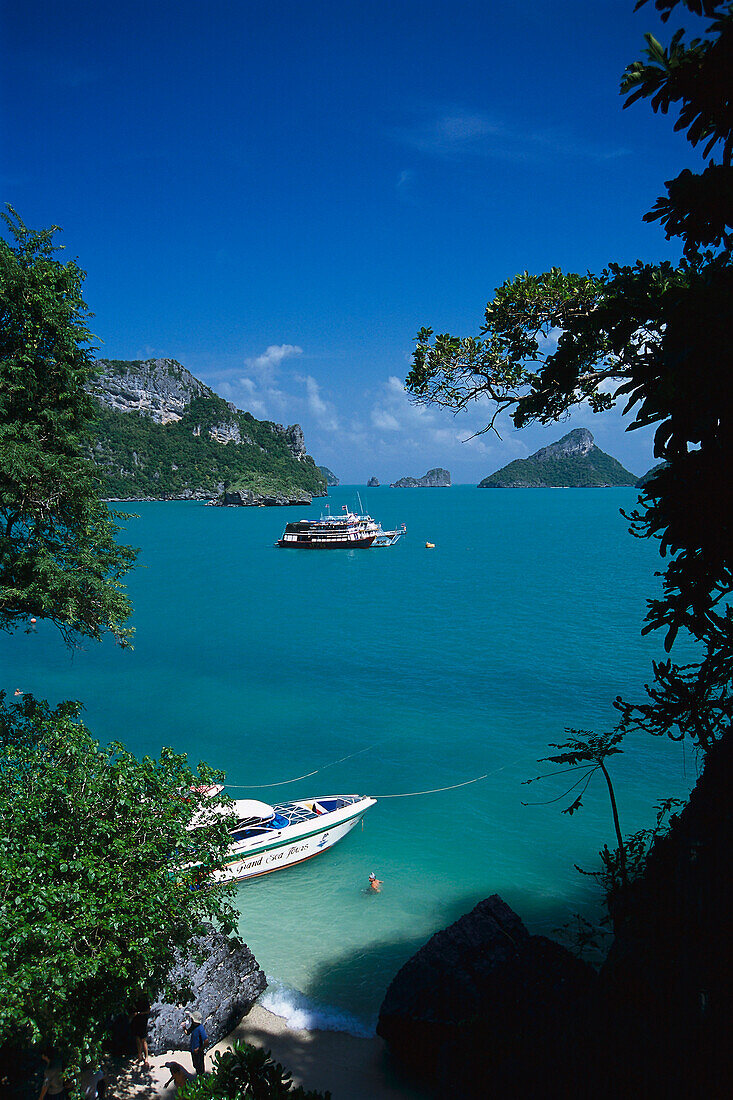 Boote in einer Lagune unter blauem Himmel, Ang Thong Navy Park, Koh Samui, Thailand, Asien