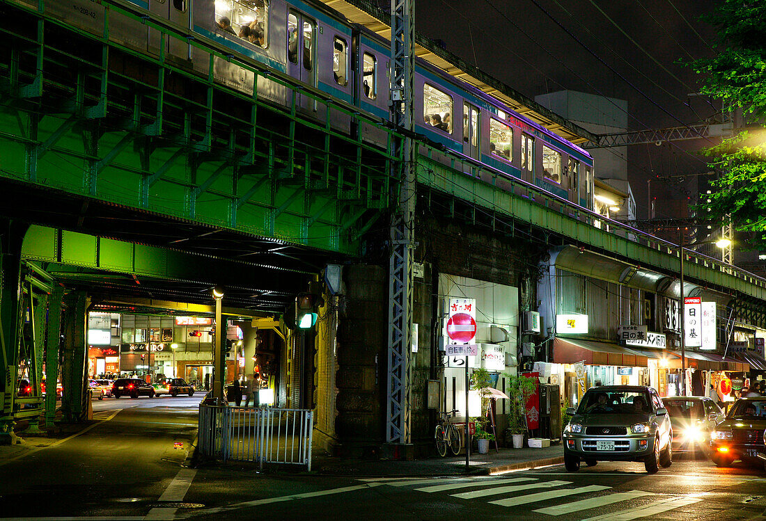 U-Bahn, Hochgleise, darunter Restaurants, Yurakucho, Tokio City, Japan