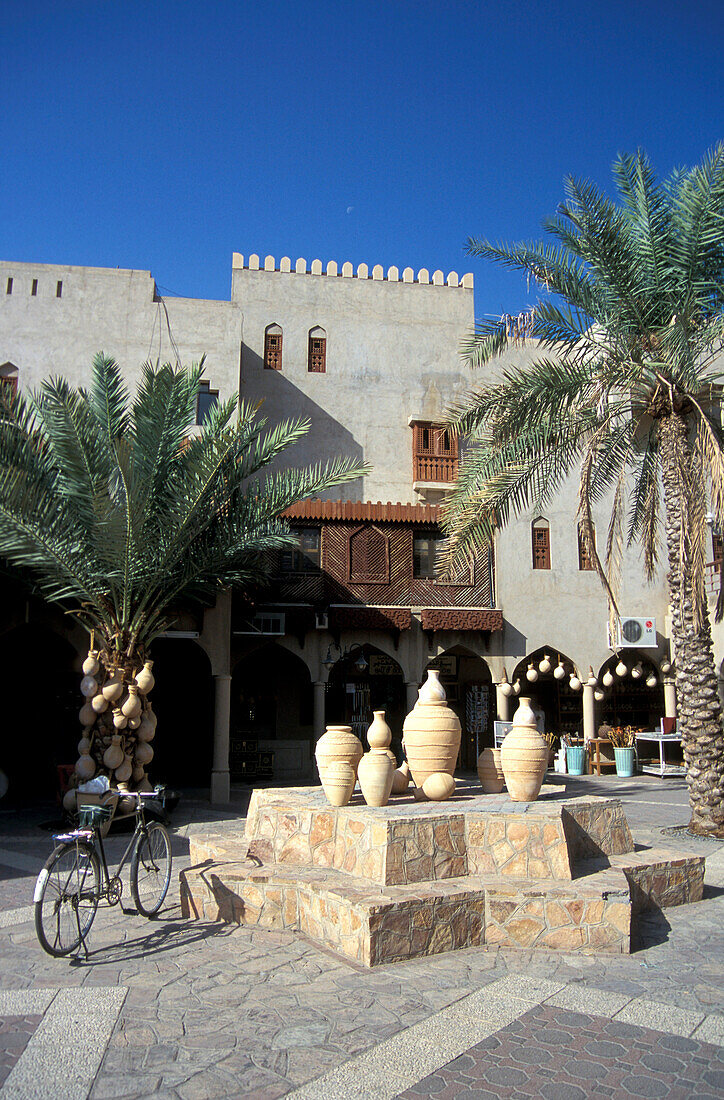 Souk, Markt mit Keramikkrügen unter blauem Himmel, Nizwa, Oman, Vorderasien, Asien