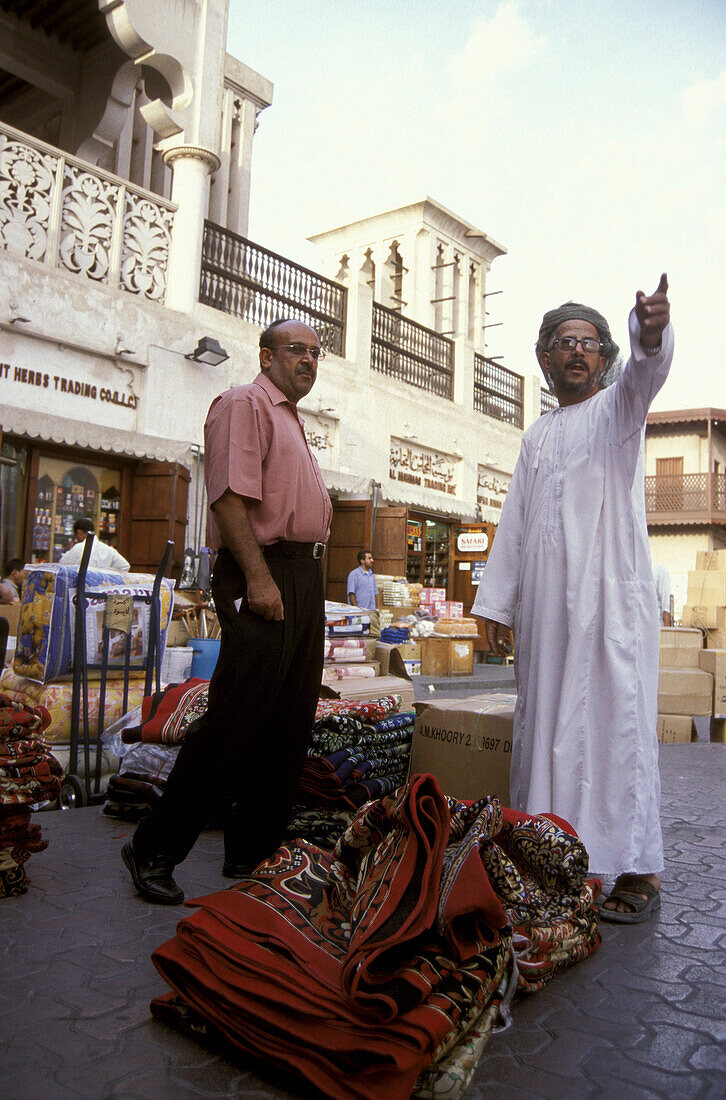 Zwei Männer stehen auf einem Platz, Souk, Dubai, Vereinigte Arabische Emirate