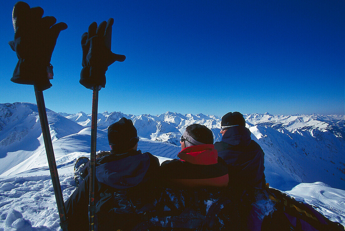 Drei Männer rasten auf dem Nebelhorn, Allgäuer Alpen, Bayern, Deutschland