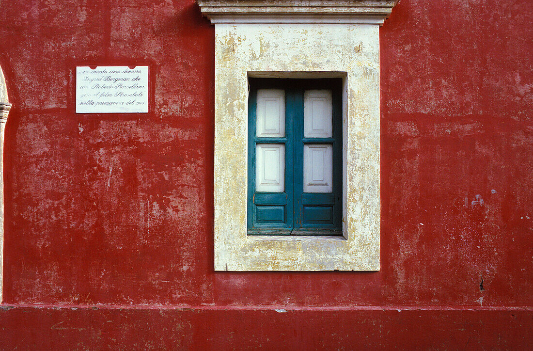 Typisch italienisches Fenster in Lipari, Italien