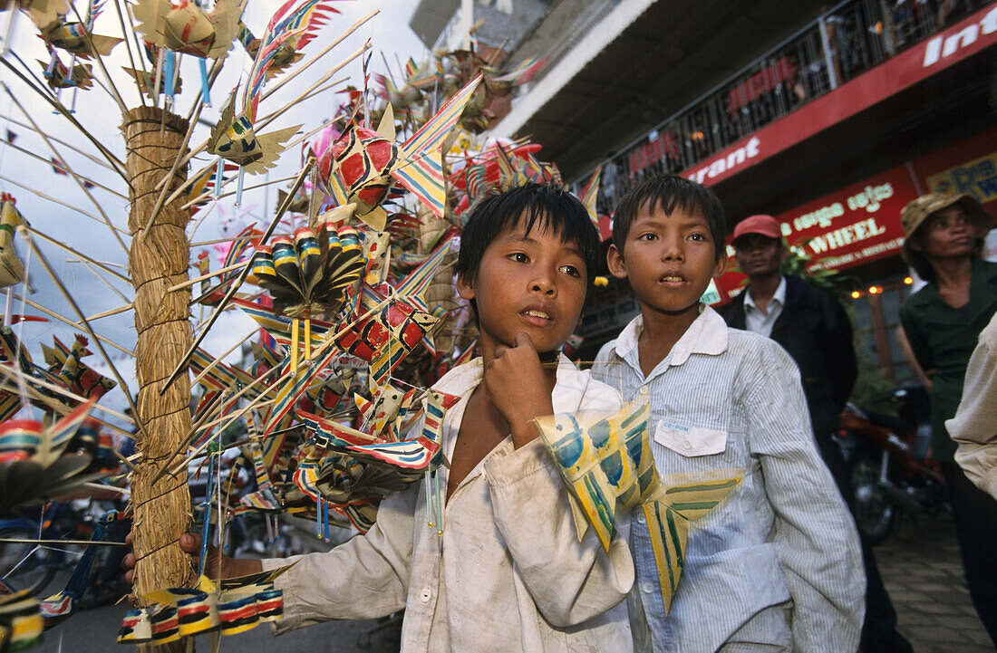 Kinder verkaufen Windspiele auf dem Markt, Phnom Penh, Kambodscha, Asien