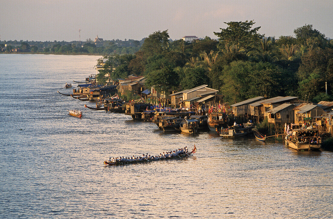 Menschen in Booten auf dem Fluss Tonle Sap, Bonn Omtonk, Phnom Penh, Kambodscha, Asien