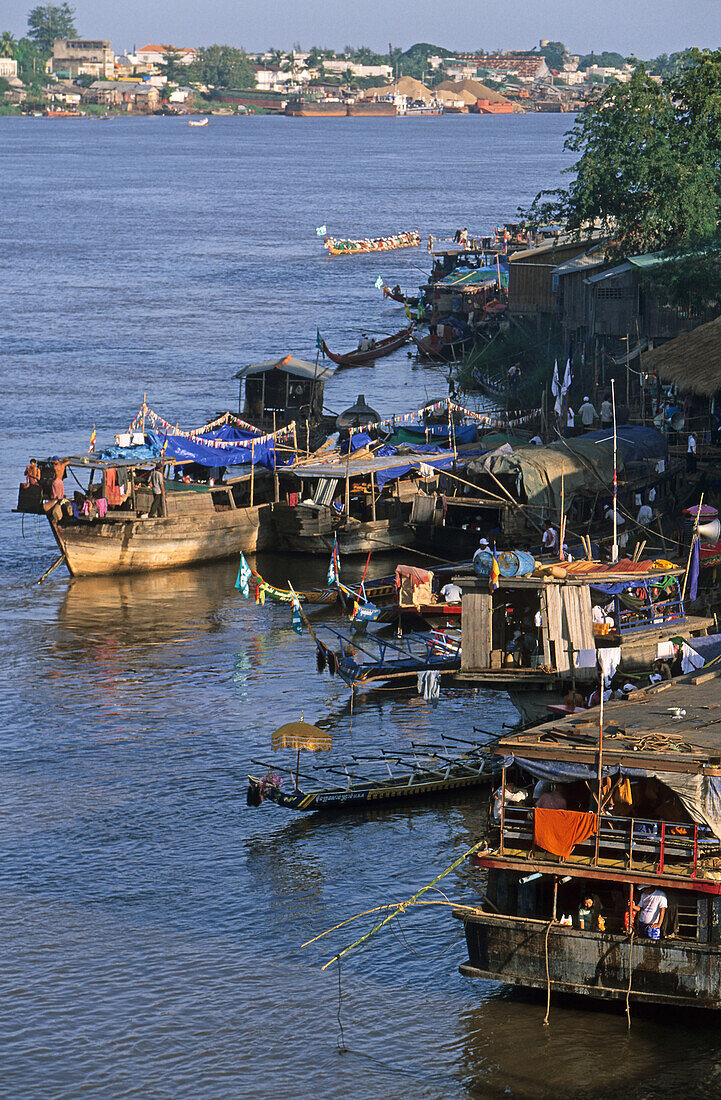 Hausboote am Ufer des Flusses Tonle Sap, Bonn Omtonk, Phnom Penh, Kambodscha, Asien